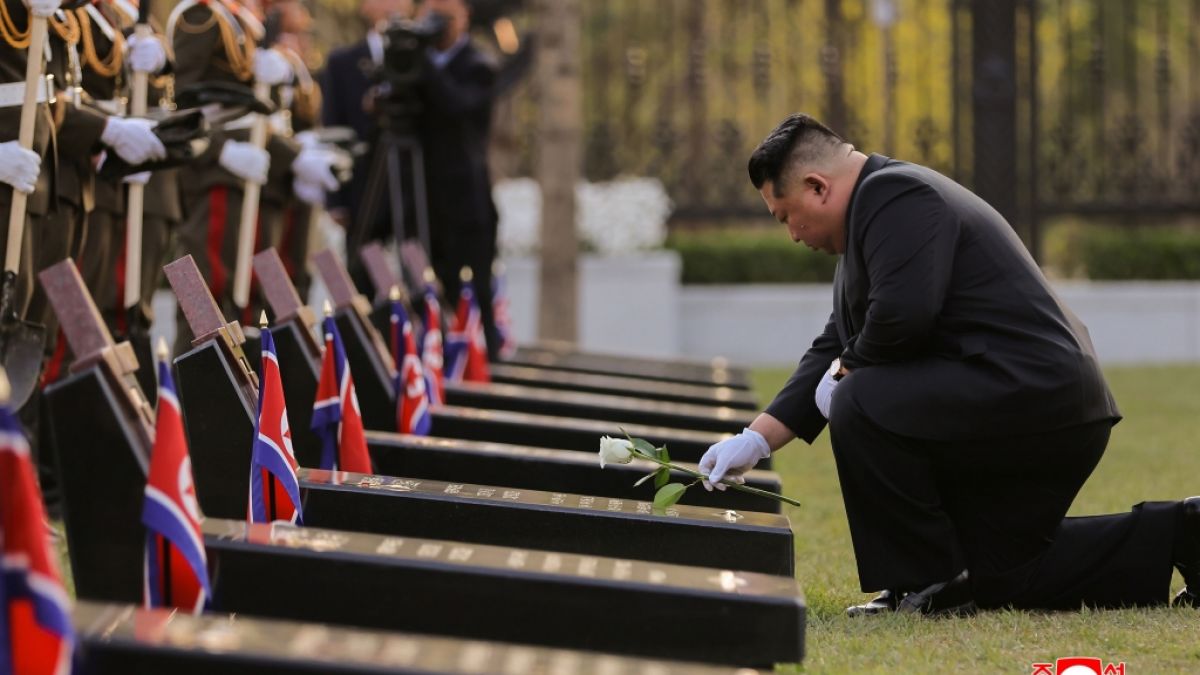 Der nordkoreanische Machthaber Kim Jong-un w&auml;hrend der Einweihungszeremonie des Museums f&uuml;r milit&auml;rische Auslandsoperationen und Kampferfolge in Pj&ouml;ngjang. (Foto)