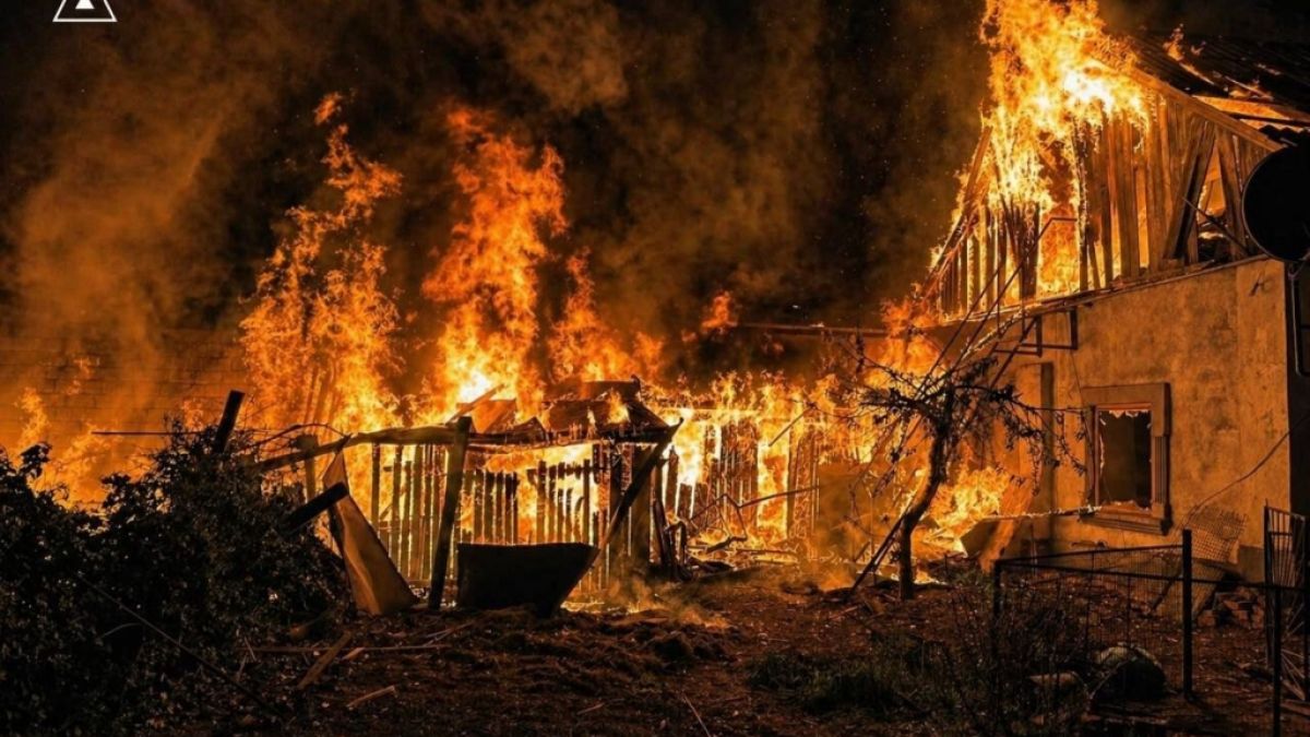 Vom ukrainischen Katastrophenschutz zur Verf&uuml;gung gestelltes Foto: Brennende Wohnh&auml;user nach einem russischen Drohnenangriff in der Region Odessa, am 29.04.2026. (Symbolbild) (Foto)