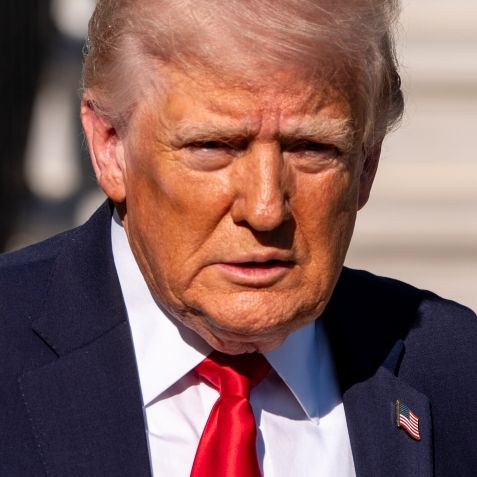 Die Sonnenbrille sitzt - US-Präsident greift zum Sturmgewehr