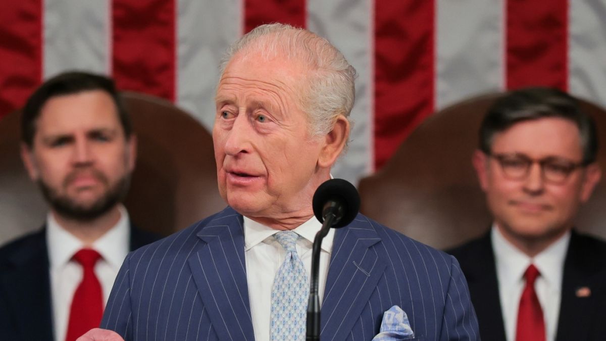 W&auml;hrend die Mehrheit der Anwesenden w&auml;hrend K&ouml;nig Charles' Rede applaudierte, blieb der Vizepr&auml;sident sitzen. (Foto)