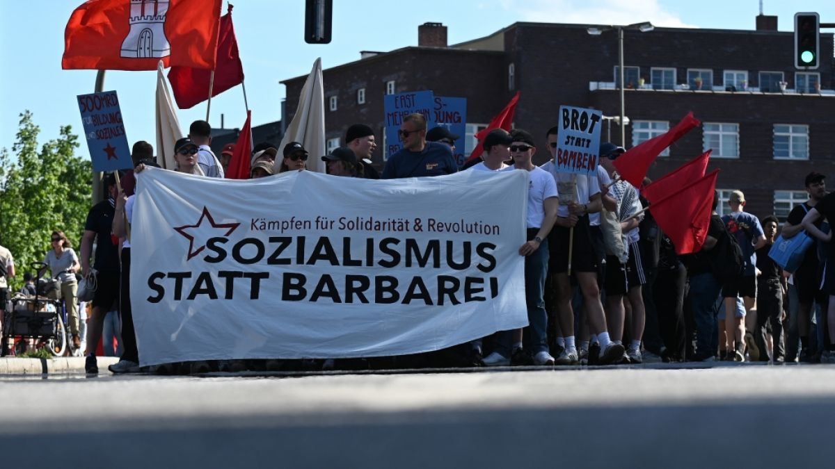 Teilnehmer gehen w&auml;hrend der Demonstration &laquo;revolution&auml;re 1. Mai-Demo&raquo; durch den Osten Hamburgs. Die Demonstration findet unter dem Motto &laquo;Eine Welt zu gewinnen&raquo; statt, am 01.05.2025. (Symbolbild) (Foto)
