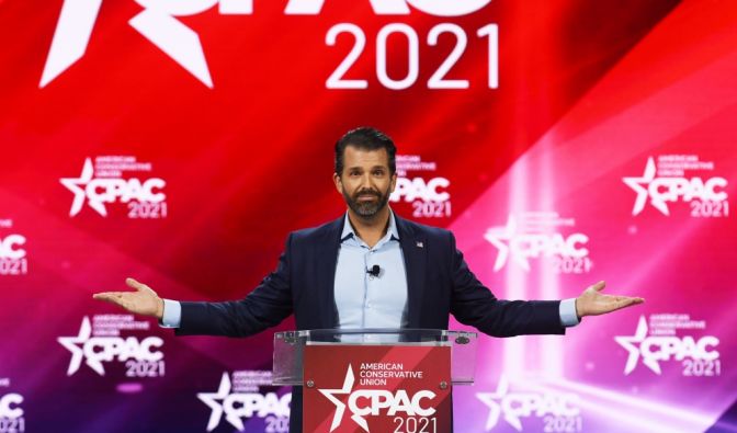 Donald Trump Jr. hat seine Hochzeitspläne vorerst auf Eis gelegt.