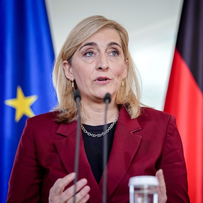 Gesundheitsministerin Nina Warken (CDU) plant ein großes Entlastungspaket für die Krankenkassen. Dazu zählen auch Teilkrankschreibungen für Versicherte.