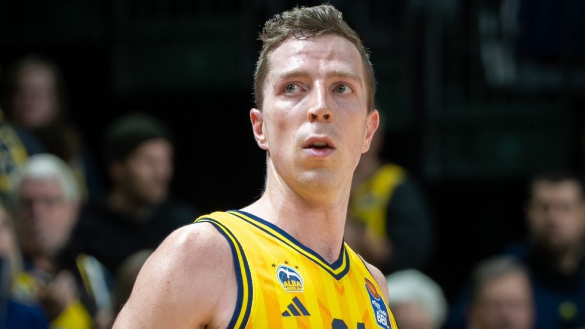 Justin Bean steht f&uuml;r ALBA BERLIN auf dem Feld (Archivbild, 2025). (Foto)