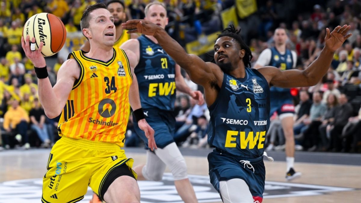 Chris Clemons (r.) von den EWE Baskets Oldenburg k&auml;mpft um den Ball (Archivbild, 2026). (Foto)