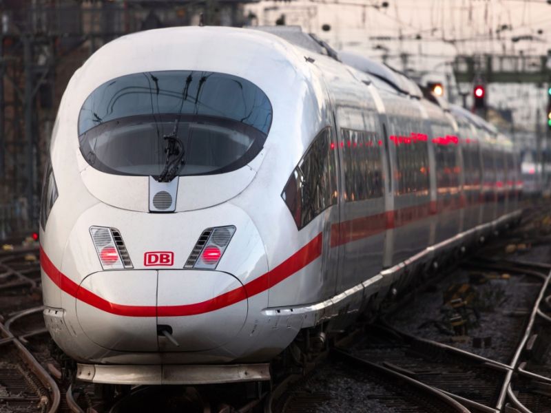 Versuchte Vergewaltigung im ICE nach Dortmund: Mann attackiert Jugendliche (15) auf Zugtoilette