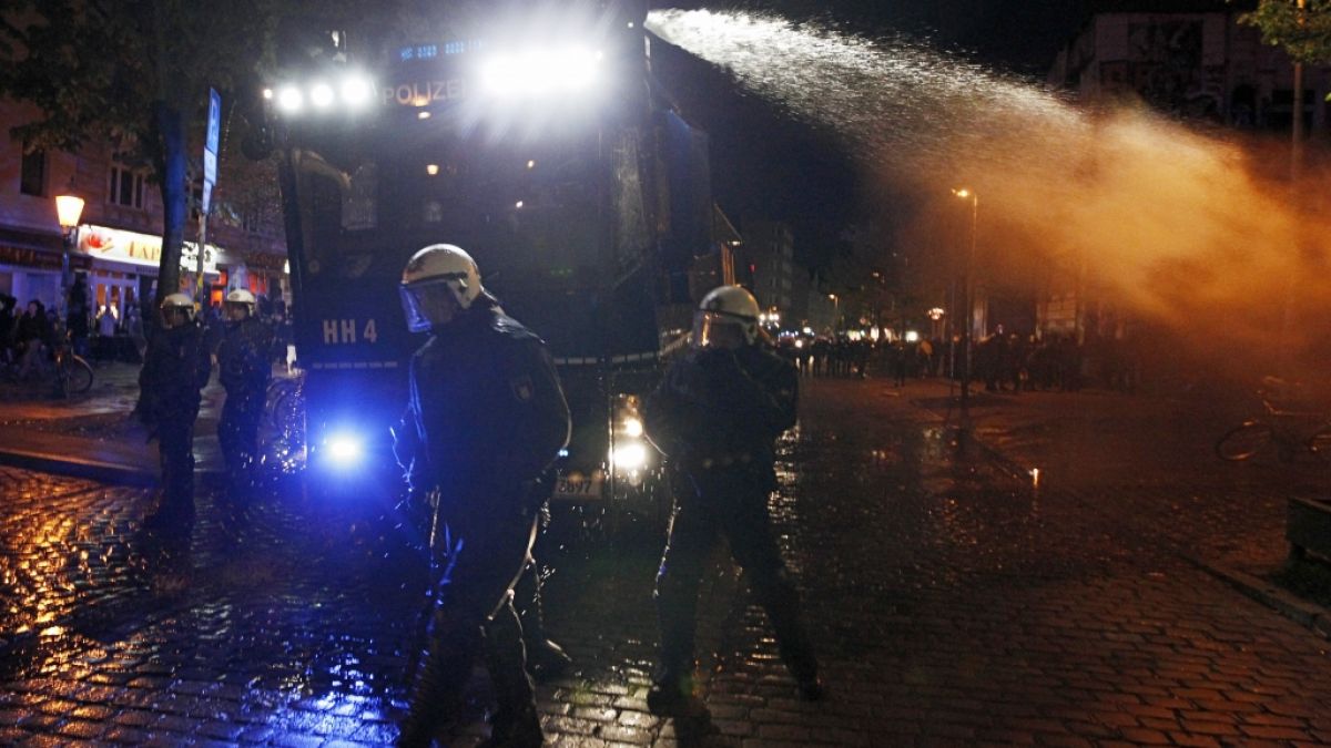 Polizisten mit einem Wasserwerfer riegeln am 1. Mai im Schanzenviertel in Hamburg die Stra&szlig;e vor der "Roten Flora" ab. Bei Maidemos kommt es hier regelm&auml;&szlig;ig zu Auseinandersetzungen. (Foto)