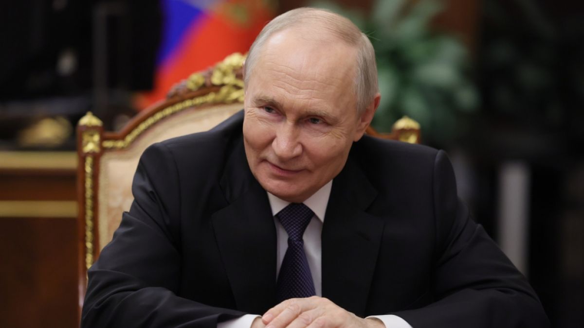 Wladimir Putin sorgt mit einer bizarren Kuss-Szene f&uuml;r Aufsehen. (Foto)