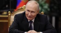 Wladimir Putin sorgt mit einer bizarren Kuss-Szene für Aufsehen.
