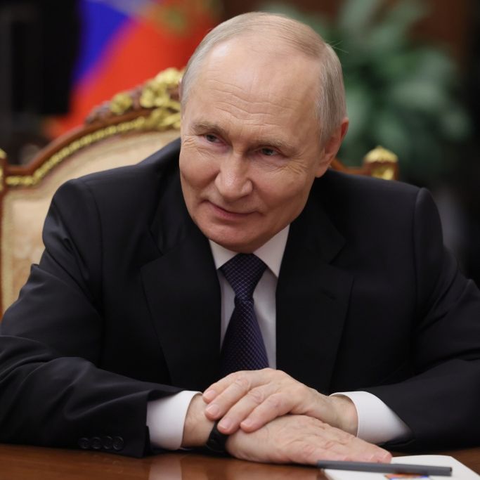 Putin-Auftritt sorgt für Entsetzen - Kuss-Szene mit Zehnjähriger löst Wirbel aus