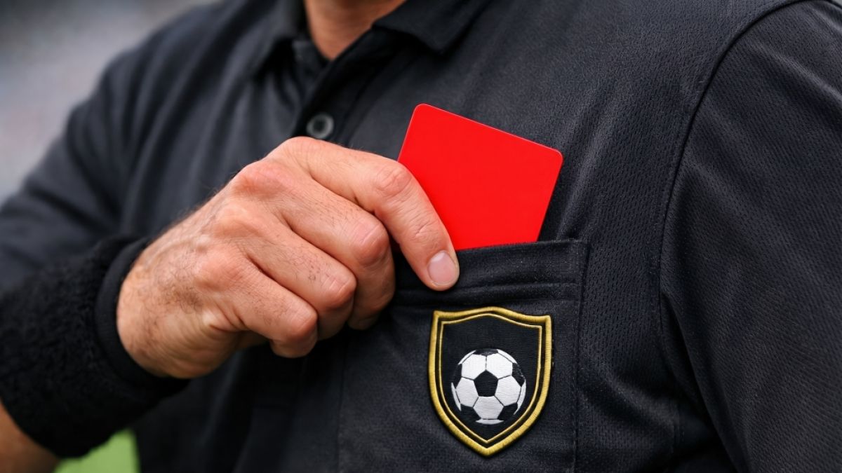 Bei der Fu&szlig;ball-WM 2026 k&ouml;nnen Schiedsrichter einem Spieler die rote Karte zeigen, wenn dieser bei Auseinandersetzungen die Hand vor seinen Mund h&auml;lt. (Symbolbild) (Foto)