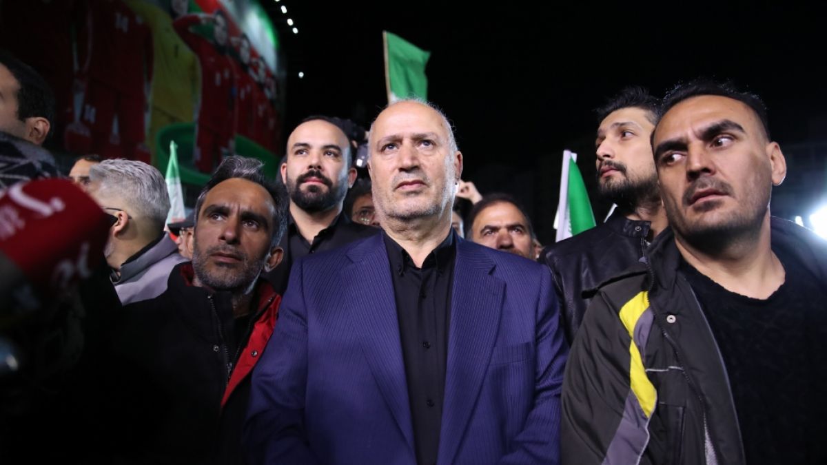 Vor dem FIFA-Kongress in Vancouver soll Irans Fu&szlig;ballpr&auml;sident Mehdi Tadsch (Mitte) an der Einreise nach Kanada gehindert worden sein. (Foto)