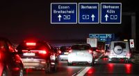 Bei unzureichendem Sicherheitsabstand kann es insbesondere auf der Autobahn zu schweren Auffahrunfällen kommen.