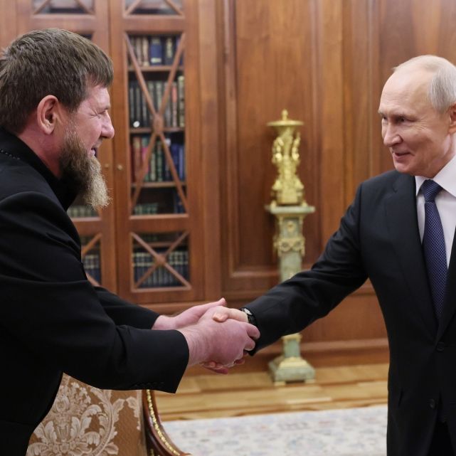 Wladimir Putin setzt auch weiterhin auf Ramsan Kadyrow.