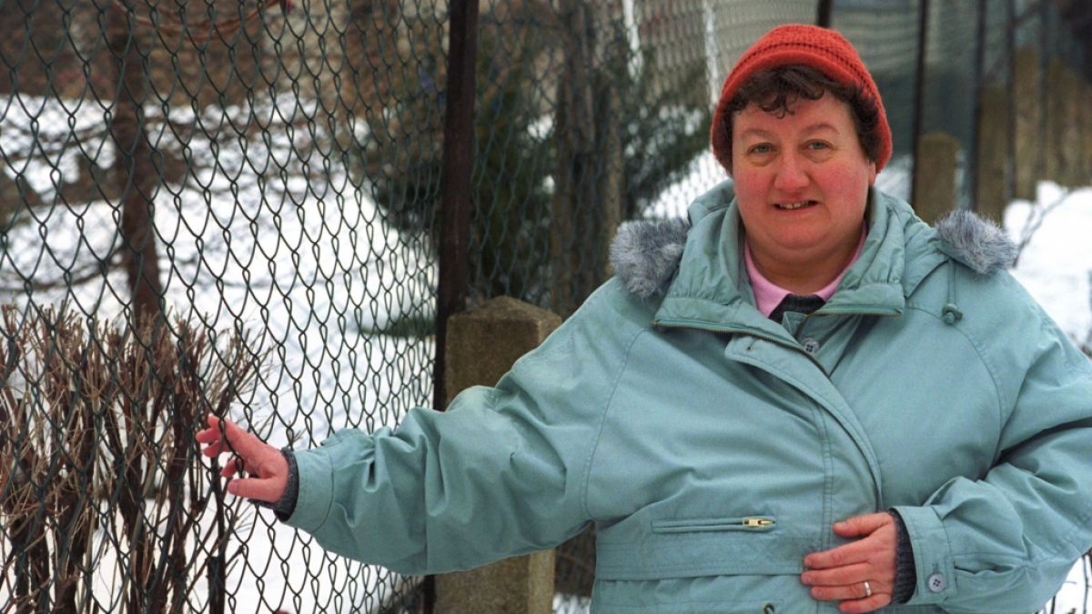 Die Auerbacher Hausfrau Regina Zindler, bekannt geworden durch den "Maschendrahtzaun", ist Berichten zufolge todkrank. (Foto)