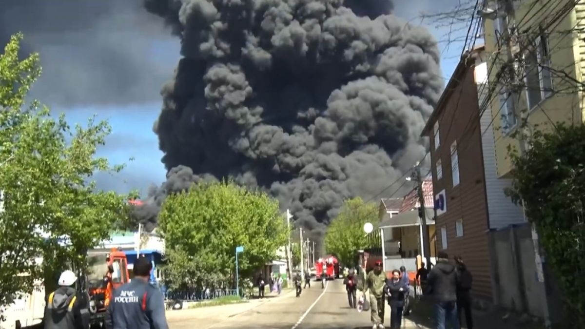 Nach einem&nbsp;Drohnenangriff auf die &Ouml;lraffinerie und das &Ouml;lterminal in Tuapse steigt dunkler schwarzer Rauch auf. (Foto)
