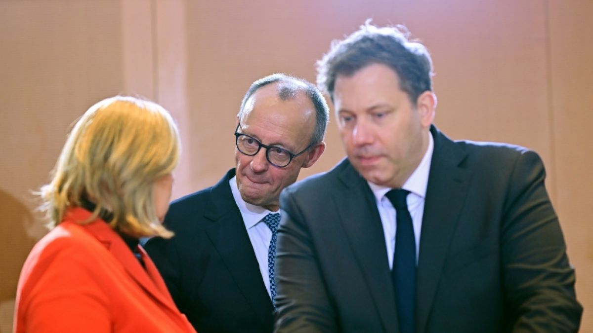 In der Bundesregierung droht neuer Zoff, nachdem die SPD-Vorsitzenden B&auml;rbel Bas (l.) und Lars Klingbeil (r.) CDU-Kanzler Friedrich Merz (Mitte) am Tag der Arbeit deutlich kritisierten. (Foto)