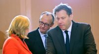 In der Bundesregierung droht neuer Zoff, nachdem die SPD-Vorsitzenden Bärbel Bas (l.) und Lars Klingbeil (r.) CDU-Kanzler Friedrich Merz (Mitte) am Tag der Arbeit deutlich kritisierten.
