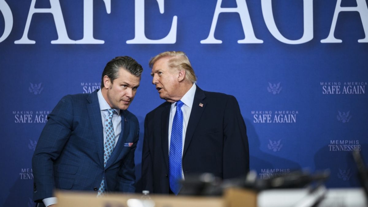 Wie lange arbeiten Verteidigungsminister Peter Hegseth (l.) und US-Pr&auml;sident Donald Trump (r.) noch zusammen? (Foto)