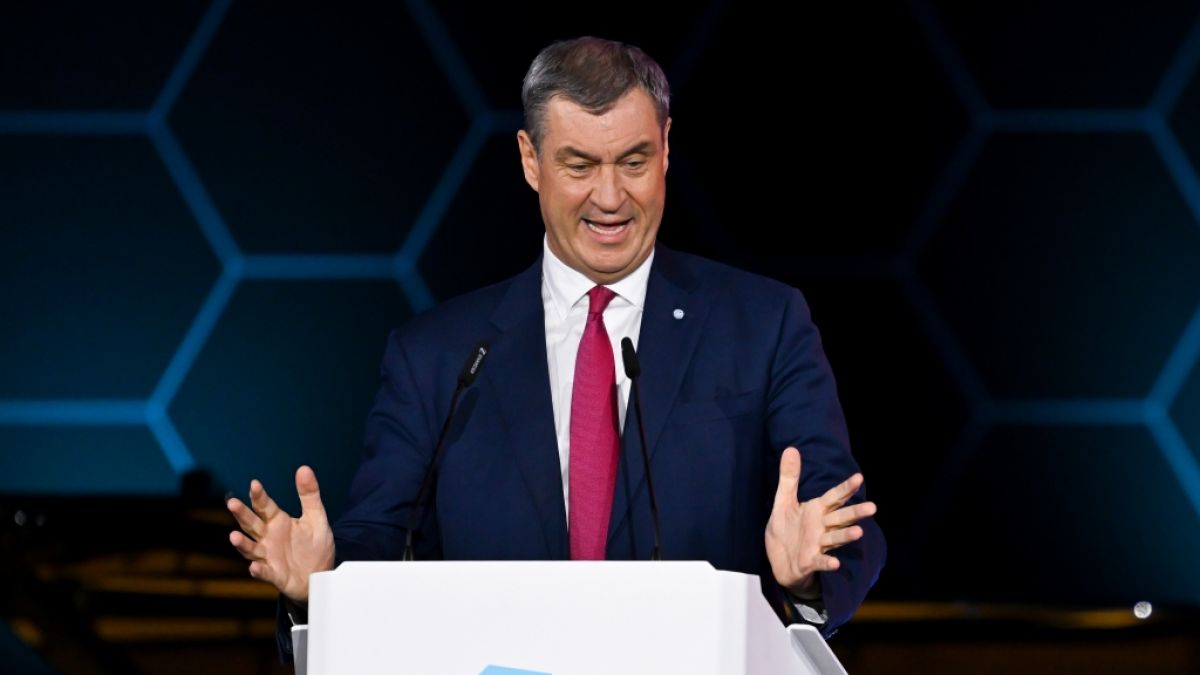Markus S&ouml;der zeigt auf Instagram Erinnerungsst&uuml;cke, die in seinem B&uuml;ro stehen. Daf&uuml;r hagelt es Spott. (Foto)