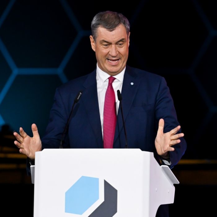Markus Söder zeigt auf Instagram Erinnerungsstücke, die in seinem Büro stehen. Dafür hagelt es Spott.