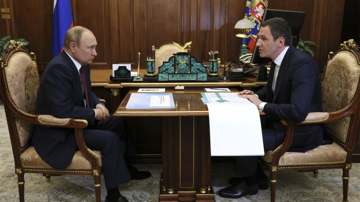 Wladimir Putin (l.) im Gespr&auml;ch mit Umweltpolitiker Denis Butsajew (r.), der aus Russland geflohen sein soll. (Foto)