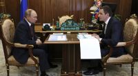 Wladimir Putin (l.) im Gespräch mit Umweltpolitiker Denis Butsajew (r.), der aus Russland geflohen sein soll.