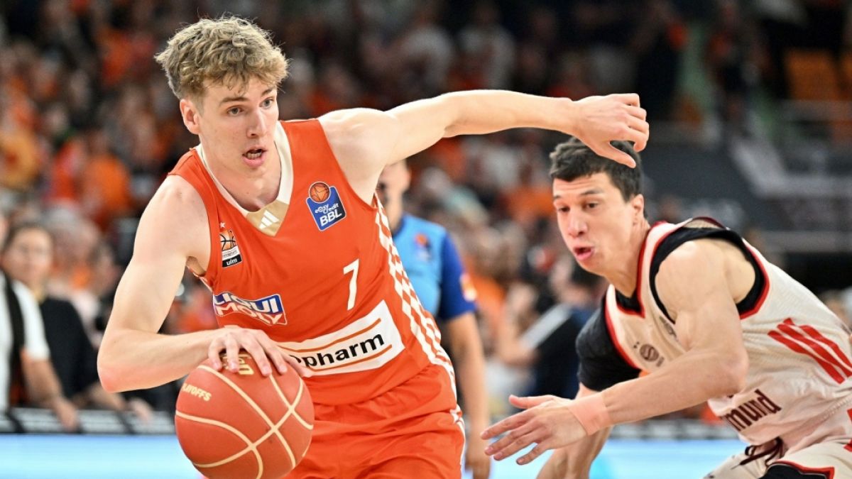 Tobias Jensen von ratiopharm Ulm im Zweikampf mit Vladimir Lucic vom FC Bayern (Archivbild, 2025). (Foto)