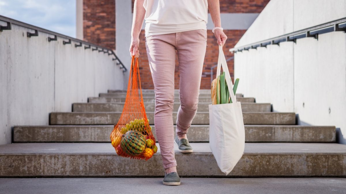 Schwere Eink&auml;ufe oder Treppen eignen sich perfekt f&uuml;r kurze, intensive &Uuml;bungen. (Foto)