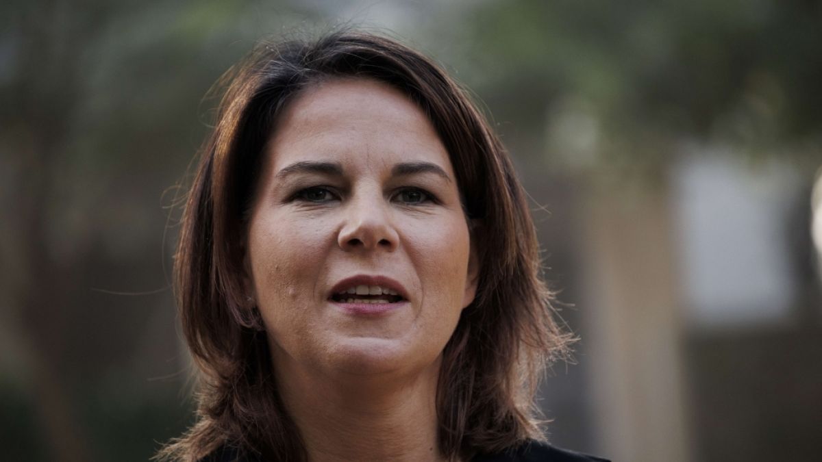 Annalena Baerbock begeisterte auf ihrer Asien-Reise in einem roten Kleid. (Foto)