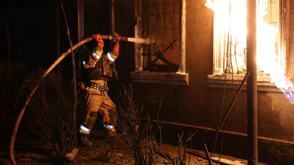 Auf diesem vom ukrainischen Katastrophenschutz zur Verf&uuml;gung gestellten Foto l&ouml;schen Feuerwehrleute einen Brand in einem Wohnhaus nach einem russischen Drohnenangriff in Mykolajiw, vom 01.05.2026. (Symbolbild) (Foto)
