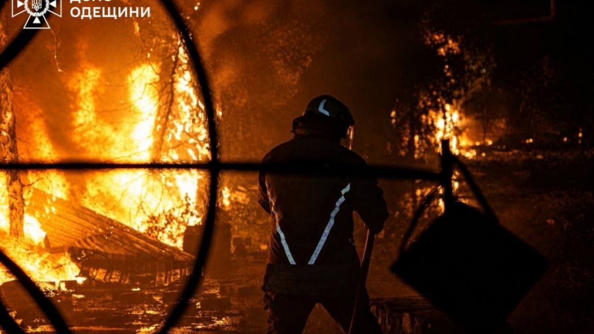Auf dem vom ukrainischen Katastrophenschutz zur Verf&uuml;gung gestellten Bild versucht ein ukrainischer Feuerwehrmann einen Gro&szlig;brand zu l&ouml;schen, nachdem Russland in der Nacht zum Sonntag die Region Odessa getroffen hat, am 03.05.2026. (Symbolbild) (Foto)