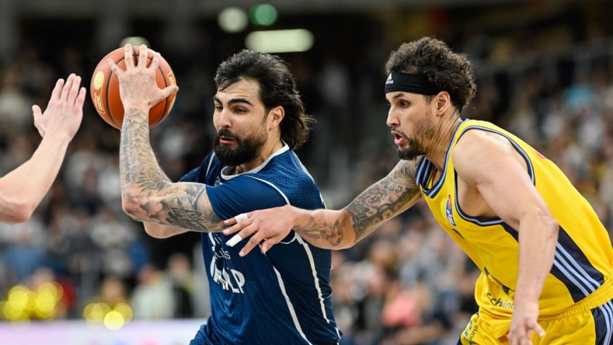 Marcel Ke&szlig;en (l.) k&auml;mpft um den Ball (Archivbild, 2026) (Foto)