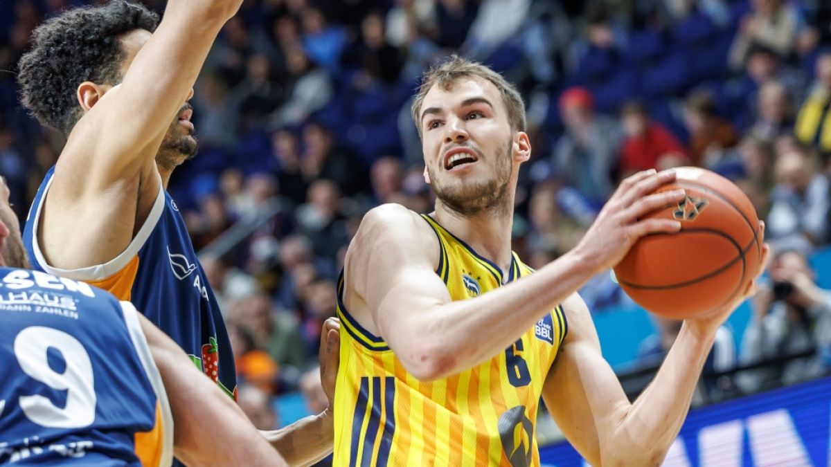 Malte Delow im gelben Trikot von ALBA Berlin (Archivbild, 2026). (Foto)