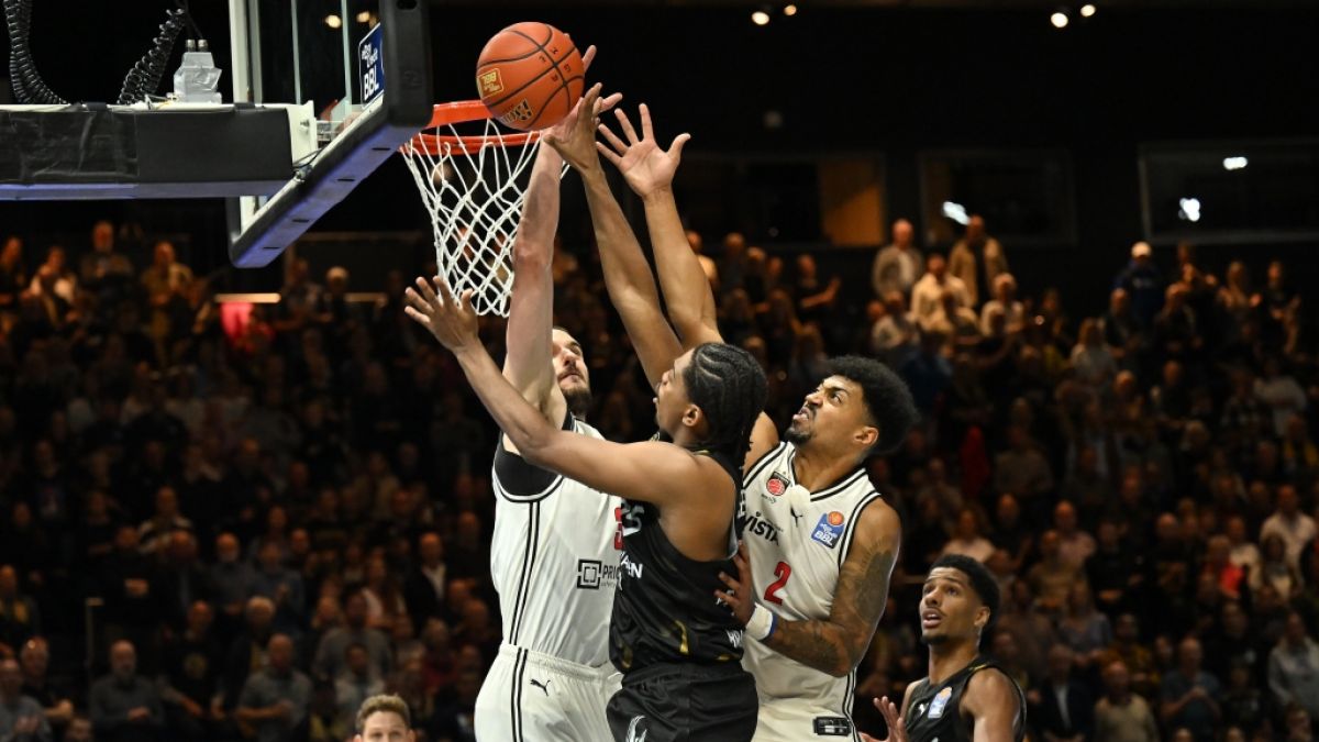 Grant Sherfield (M, L&ouml;wen Braunschweig) versucht, sich am Korb gegen Ibrahim Watson (r) und Daniel Keppeler von den Bamberg Baskets durchzusetzen (Archivbild, 2025). (Foto)