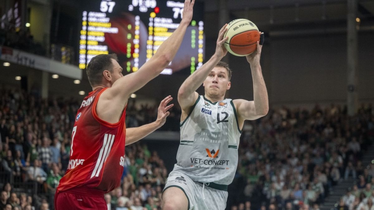 Marten Lin&szlig;en (r.) in Aktion beim BBL-Pokal (Archivbild, 2025). (Foto)