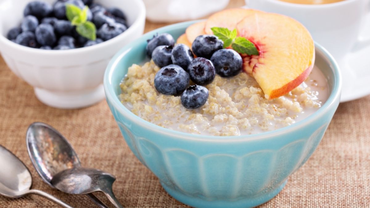 Quinoa-Porridge enth&auml;lt jede Menge Ballaststoffe f&uuml;r einen gesunden Darm. (Foto)