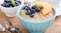 Quinoa-Porridge enthält jede Menge Ballaststoffe für einen gesunden Darm.