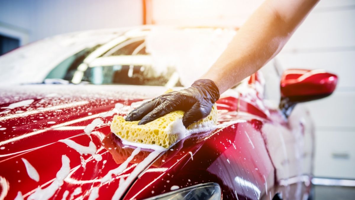 Wer sein Auto mit bestimmten Mitteln reinigen will, riskiert ein hohes Bu&szlig;geld. (Foto)