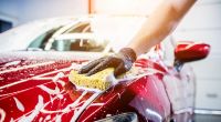 Wer sein Auto mit bestimmten Mitteln reinigen will, riskiert ein hohes Bußgeld.