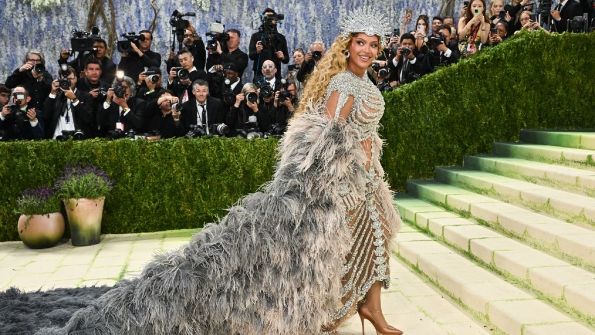 Beyonc&eacute; strahlt im funkelnden Kleid mit langer Federschleppe. (Foto)