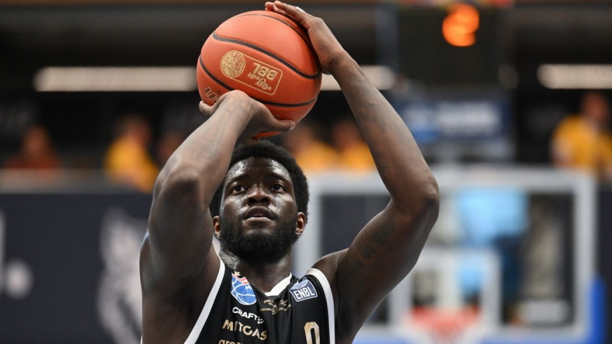 Khyri Thomas im schwarzen SYNTAINICS-Trikot (Archivbild, 2026). (Foto)