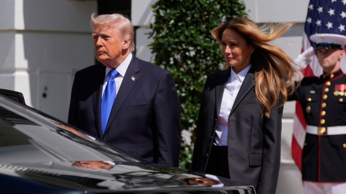 Erst schlug sie seine Hand weg, dann musste sie ihm doch die Treppe hinunterhelfen &ndash; ein &ouml;ffentlicher Moment zwischen Donald und Melania Trump sorgt bei politischen Beobachtern f&uuml;r Aufsehen. (Foto)