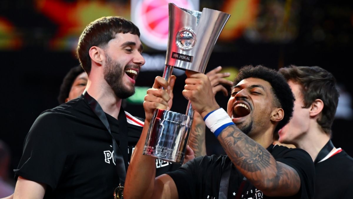Bamberg-Kapit&auml;n Ibi Watson (r.) jubelt nach dem Gewinn des BBL-Pokals (Archivbild, 2026). (Foto)