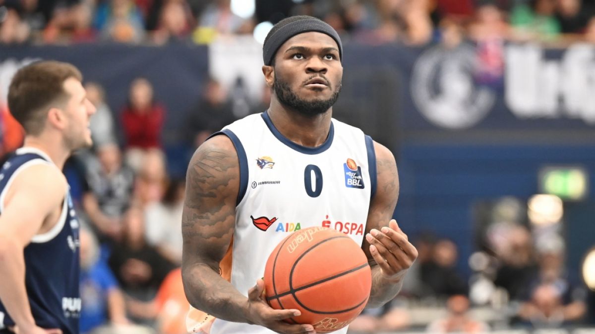 TJ Crockett Jr. steht im Trikot der Rostock Seawolves an der Freiwurflinie (Archivbild, 2026). (Foto)
