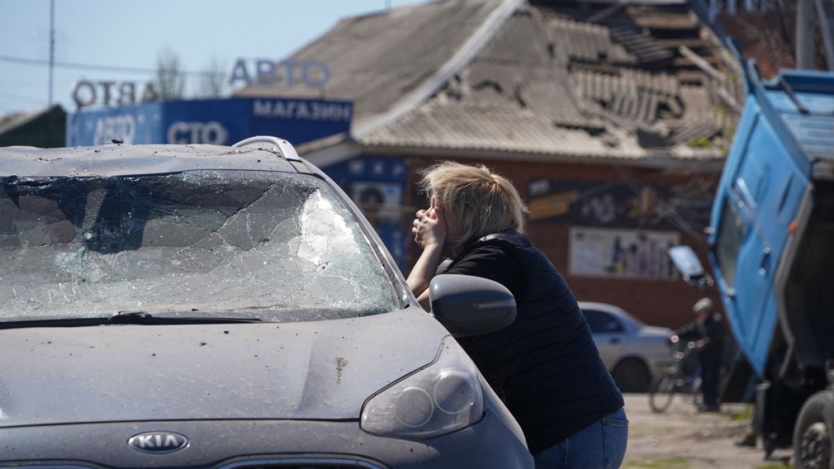 Eine Frau weint an einem besch&auml;digten Auto, in dem ein Fahrer nach einem Raketenangriff ums Leben gekommen ist. Der Angriff ereignete sich im Zuge des anhaltenden Ukraine-Kriegs, vom 04.05.2026. (Symbolbild) (Foto)