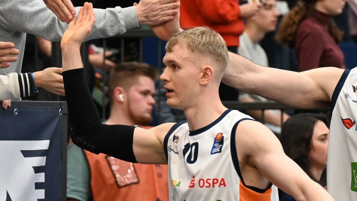 Lukasz Kolenda (Rostock Seawolves) klatscht nach dem Sieg mit den mitgereisten Fans ab (Archivbild, 2026). (Foto)