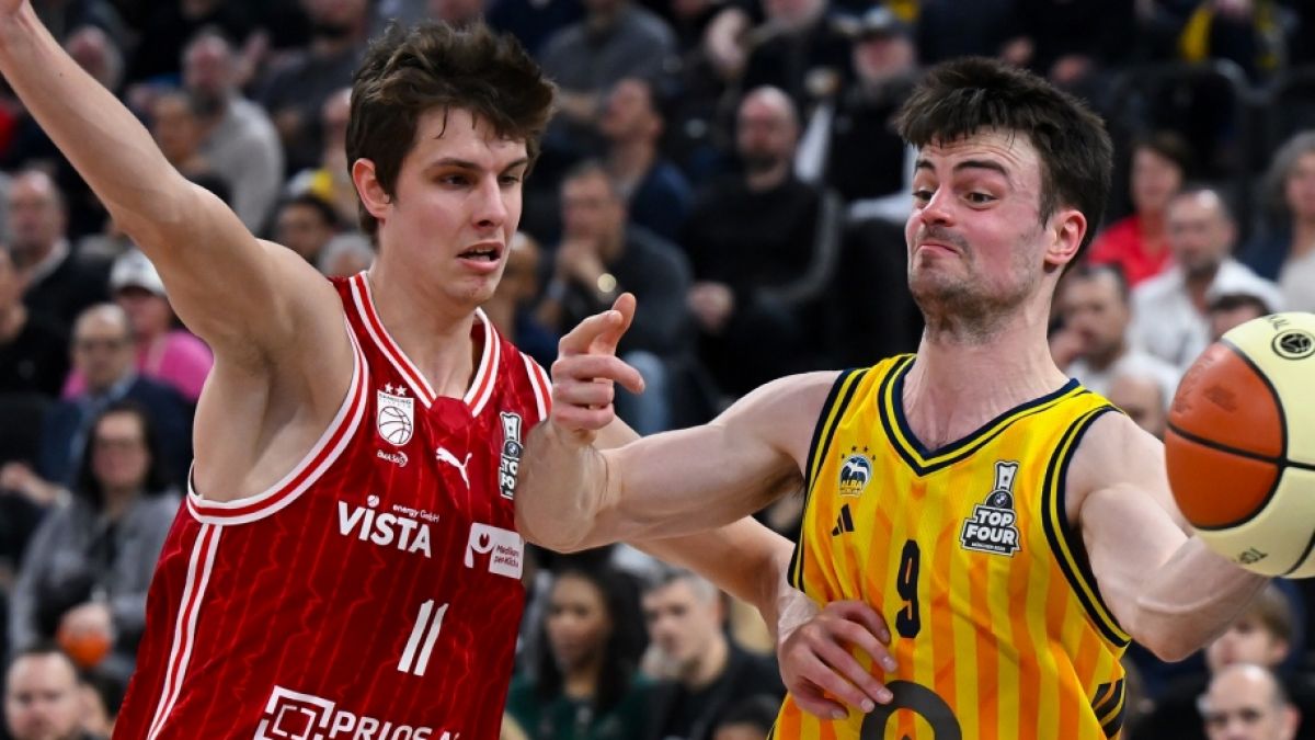 Richard Balint (l.) k&auml;mpft mit Jonas Mattisseck um den Ball (Archivbild, 2026). (Foto)