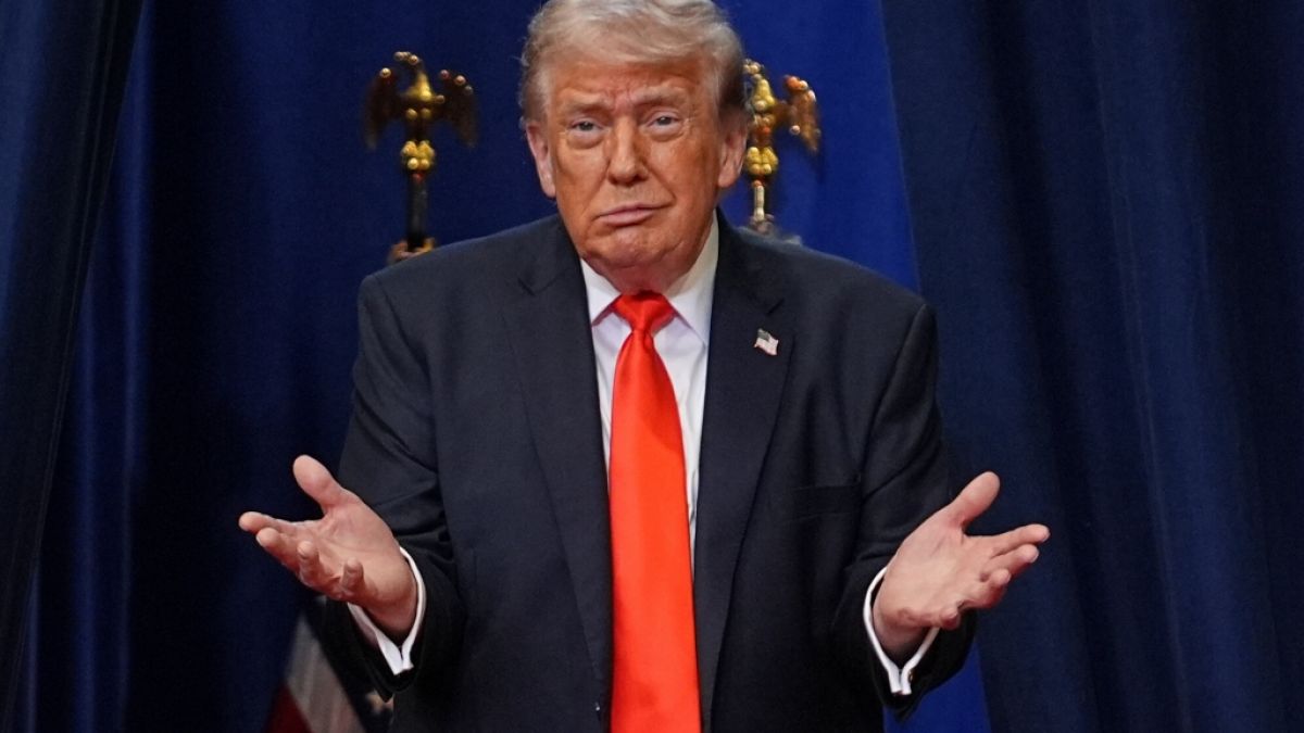 Nur einen Tag nachdem Donald Trump verk&uuml;ndete, er f&uuml;hle sich "wie vor 50 Jahren", k&auml;mpfte der 79-J&auml;hrige bei einer Zeremonie im Oval Office sichtbar gegen das Einnicken. (Foto)