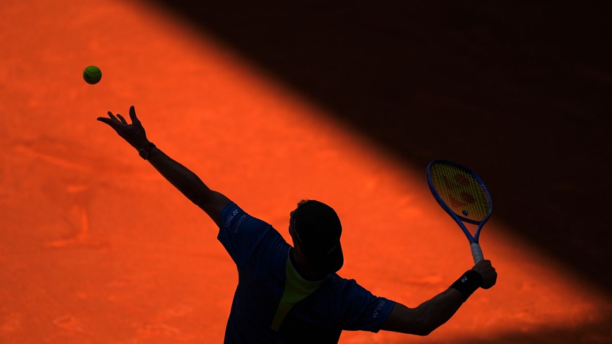 Tennis: WTA-Tour, Madrid Open, Einzel, Kjaer (Norwegen) - Medvedev (Russland). Nicolai Budkov Kjaer schl&auml;gt auf, am 27.04.2026. (Symbolbild) (Foto)
